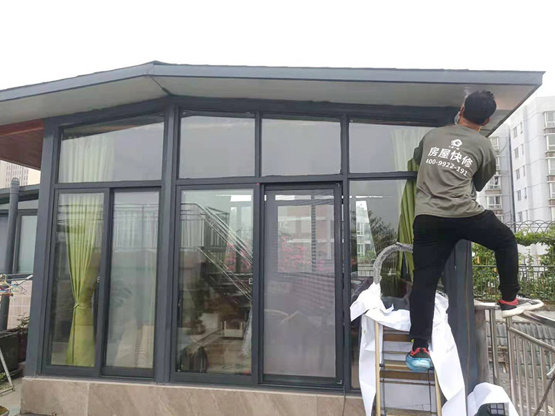 在門(mén)楣上定位劃水平線，把塑料支架的固定孔距畫(huà)下來(lái)沖擊鉆打孔，要比膨脹螺絲深一些。   最好兩個(gè)人配合安裝，一個(gè)人托舉著，一個(gè)人安放膨脹螺絲，有4個(gè)，扳手?jǐn)Q緊。   接下來(lái)的就比較好安裝了.將組合好的雨棚耐力板插入剛才安裝好的雨棚中【支架的卡槽中】，螺絲固定。   全部安裝到位后，要到遠(yuǎn)處看看，雨棚外沿是不是處在一條直線上，如有高有低，放寬膨脹螺絲，調(diào)整一下支架，如果是墻面不平引起的，可用木片或塑料片墊一下。記得膨脹螺絲還要擰緊，不然雨棚會(huì)飛跑的。