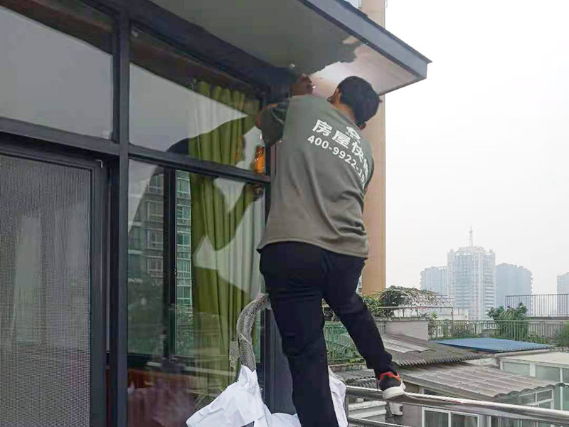 在門(mén)楣上定位劃水平線，把塑料支架的固定孔距畫(huà)下來(lái)沖擊鉆打孔，要比膨脹螺絲深一些。   最好兩個(gè)人配合安裝，一個(gè)人托舉著，一個(gè)人安放膨脹螺絲，有4個(gè)，扳手?jǐn)Q緊。   接下來(lái)的就比較好安裝了.將組合好的雨棚耐力板插入剛才安裝好的雨棚中【支架的卡槽中】，螺絲固定。   全部安裝到位后，要到遠(yuǎn)處看看，雨棚外沿是不是處在一條直線上，如有高有低，放寬膨脹螺絲，調(diào)整一下支架，如果是墻面不平引起的，可用木片或塑料片墊一下。記得膨脹螺絲還要擰緊，不然雨棚會(huì)飛跑的。