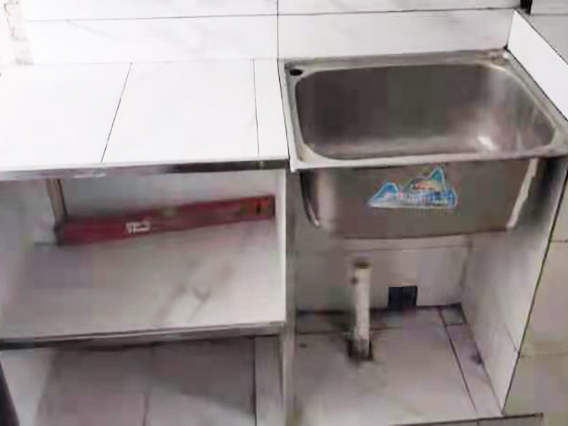 廚房磚砌櫥柜：櫥柜的水電定位時，先劃分功能區(qū)：洗菜盆區(qū)、灶臺區(qū)、切菜區(qū)、電器區(qū)，把這些區(qū)域的具體尺寸畫在墻面上，安排好進水管、排水管和各種插座的準確位置。 磚砌櫥柜制作的時候先做櫥柜的圍角，可以根據(jù)自己的喜好選擇不同顏色的瓷磚來實現(xiàn)。圍角完成以后的重要工作就是用水泥和砂漿將櫥柜的底部填實，上面鋪瓷磚。同時，瓷磚豎隔板的位置按照櫥柜圖紙進行預留。 磚砌櫥柜制作好之后，我們可以根據(jù)自己喜歡的風格選擇不同材質(zhì)的石材臺面和門板，完全不影響美觀，同時對于櫥柜內(nèi)部我們均采用不銹鋼條進行收邊，既美觀又好打掃衛(wèi)生。