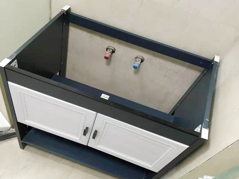 局部改造施工：掛墻式浴室柜主柜安裝方法，但是按柜子掛鐵片的孔位、孔距，量出孔在墻面上的位置。用沖擊鉆在墻面上打孔，再用已有的爆炸螺絲把柜子安裝在墻上。還有用水平尺測量柜子是否安裝水平，再把臺面盆放在柜子上面。浴室柜一般距離地面的高度是80cm-85cm，根據(jù)使用人的身高和習(xí)慣可以略做調(diào)節(jié)。 落地式浴室柜安裝方法，還有把金屬腳裝在柜體上，然后把柜子放在預(yù)設(shè)位置，調(diào)整金屬腳使柜子平穩(wěn)，再把臺面盆放上柜子上面。