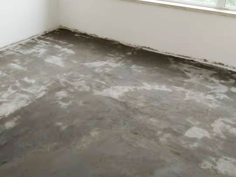 局部改造施工：掛墻式浴室柜主柜安裝方法，但是按柜子掛鐵片的孔位、孔距，量出孔在墻面上的位置。用沖擊鉆在墻面上打孔，再用已有的爆炸螺絲把柜子安裝在墻上。還有用水平尺測量柜子是否安裝水平，再把臺面盆放在柜子上面。浴室柜一般距離地面的高度是80cm-85cm，根據(jù)使用人的身高和習(xí)慣可以略做調(diào)節(jié)。 落地式浴室柜安裝方法，還有把金屬腳裝在柜體上，然后把柜子放在預(yù)設(shè)位置，調(diào)整金屬腳使柜子平穩(wěn)，再把臺面盆放上柜子上面。