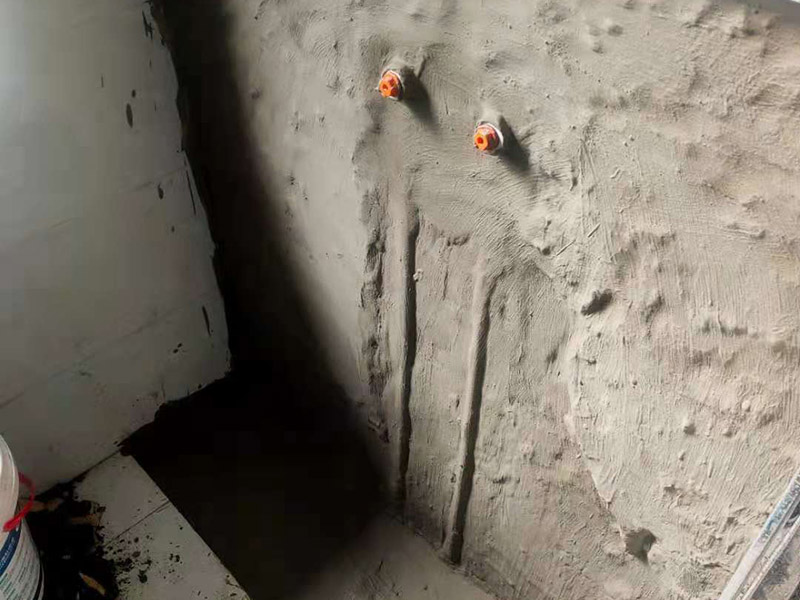 水管漏水維修瓷磚修復(fù)：首先要查清楚漏水點(diǎn)，根據(jù)漏水情況對(duì)癥下藥。 如果是上下水管的問題。而且水管是在地下，就需要考慮刨瓷磚，但并非必須重新裝修衛(wèi)生間。比如如果是進(jìn)水管漏水，可改明管，不用漏水的水管。如果是下水管漏水，也是要找到漏水的具體位置，根據(jù)情況來確定是部分刨磚來解決，也是沒有必要全部刨。