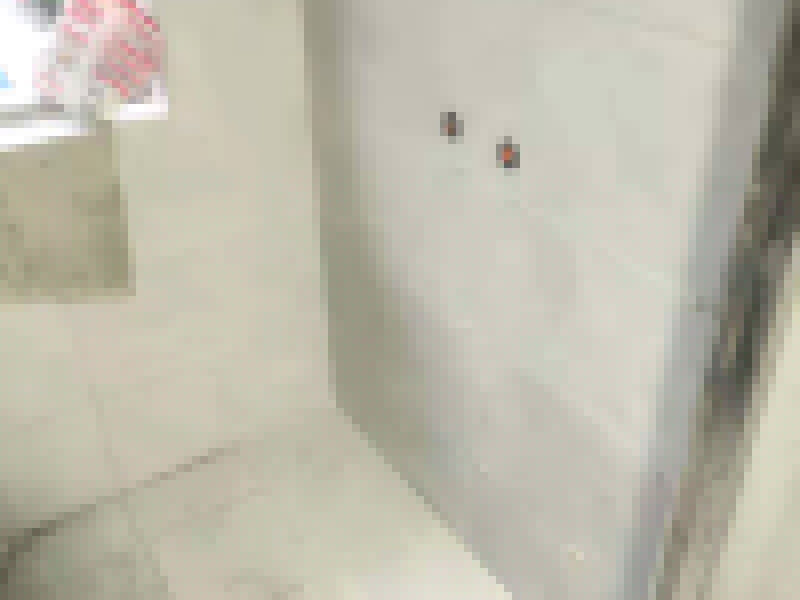 水管漏水維修瓷磚修復(fù)：首先要查清楚漏水點(diǎn)，根據(jù)漏水情況對(duì)癥下藥。 如果是上下水管的問題。而且水管是在地下，就需要考慮刨瓷磚，但并非必須重新裝修衛(wèi)生間。比如如果是進(jìn)水管漏水，可改明管，不用漏水的水管。如果是下水管漏水，也是要找到漏水的具體位置，根據(jù)情況來確定是部分刨磚來解決，也是沒有必要全部刨。