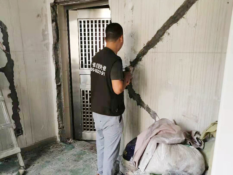 墻面電路走線改造：在家居裝修中，電路是屬于隱蔽工程，因此在電路改造過程中，一定要按照步驟來，一個(gè)步驟都不能馬虎，避免后期使用出現(xiàn)安全隱患。定位之后，師傅會(huì)按照定位和電路走向，進(jìn)行開槽布線，布線都是使用線管進(jìn)行暗埋，有PVC和冷彎管兩種，冷彎管彎曲效果很好，不會(huì)斷裂，是布線不錯(cuò)的選擇，它的轉(zhuǎn)角有一定弧度，線可以隨便更換，不需要開墻。