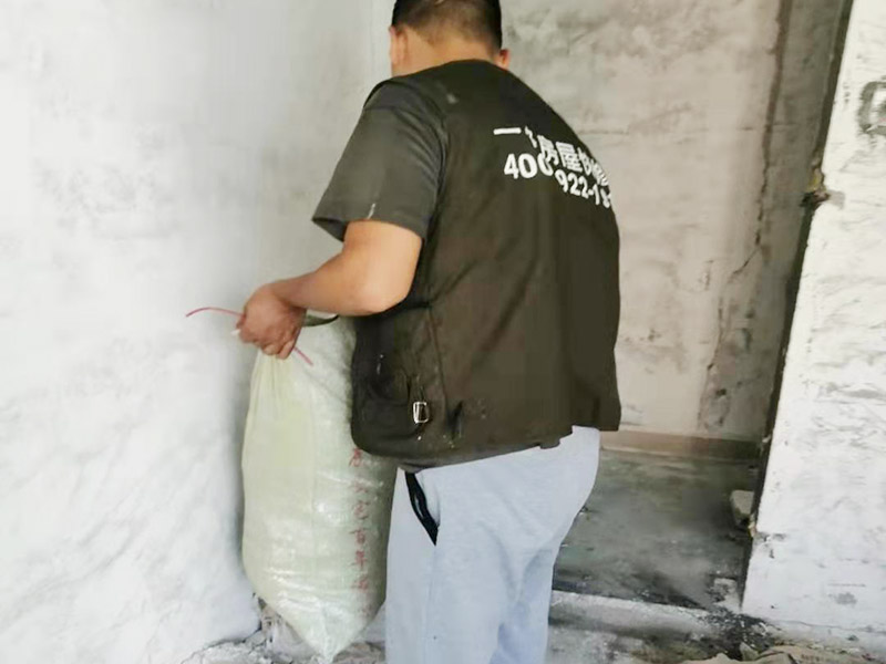 墻面電路走線改造：在家居裝修中，電路是屬于隱蔽工程，因此在電路改造過程中，一定要按照步驟來，一個(gè)步驟都不能馬虎，避免后期使用出現(xiàn)安全隱患。定位之后，師傅會(huì)按照定位和電路走向，進(jìn)行開槽布線，布線都是使用線管進(jìn)行暗埋，有PVC和冷彎管兩種，冷彎管彎曲效果很好，不會(huì)斷裂，是布線不錯(cuò)的選擇，它的轉(zhuǎn)角有一定弧度，線可以隨便更換，不需要開墻。