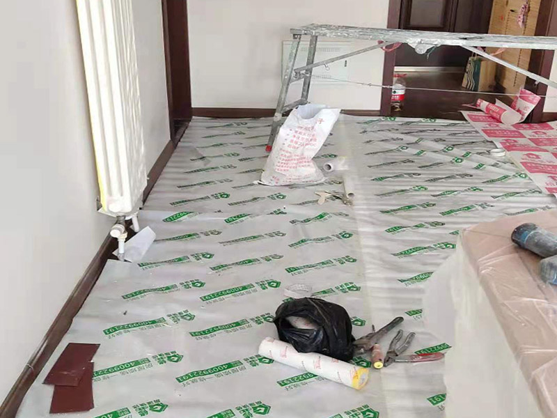 墻面修補(bǔ)成品保護(hù)：安裝完成的墻面板應(yīng)將轉(zhuǎn)角、門框及柱子等陽角部位用柔性紙板或塑料泡沫進(jìn)行包裹，在明顯的區(qū)域內(nèi)做好成品保護(hù)標(biāo)示防止，尤其在人手所能觸及的范圍內(nèi)做好防護(hù)，防止污染和磕碰等損壞。水暖、電、通風(fēng)等工種應(yīng)在板塊墻面前施工，防止損壞面板。拆除腳手架子時嚴(yán)格按照腳手架方案進(jìn)行拆除，注意不要碰撞墻面損壞面板。