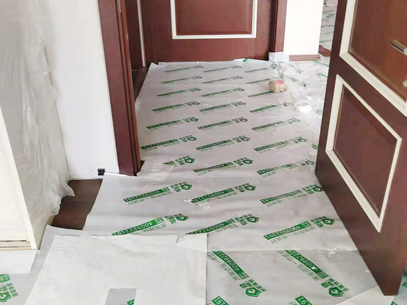 墻面修補(bǔ)成品保護(hù)：安裝完成的墻面板應(yīng)將轉(zhuǎn)角、門框及柱子等陽角部位用柔性紙板或塑料泡沫進(jìn)行包裹，在明顯的區(qū)域內(nèi)做好成品保護(hù)標(biāo)示防止，尤其在人手所能觸及的范圍內(nèi)做好防護(hù)，防止污染和磕碰等損壞。水暖、電、通風(fēng)等工種應(yīng)在板塊墻面前施工，防止損壞面板。拆除腳手架子時嚴(yán)格按照腳手架方案進(jìn)行拆除，注意不要碰撞墻面損壞面板。