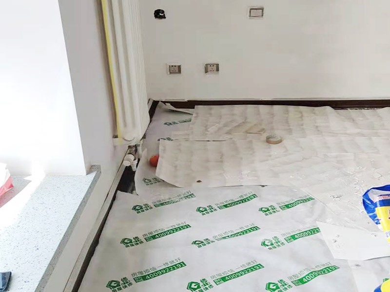 墻面修補(bǔ)成品保護(hù)：安裝完成的墻面板應(yīng)將轉(zhuǎn)角、門框及柱子等陽角部位用柔性紙板或塑料泡沫進(jìn)行包裹，在明顯的區(qū)域內(nèi)做好成品保護(hù)標(biāo)示防止，尤其在人手所能觸及的范圍內(nèi)做好防護(hù)，防止污染和磕碰等損壞。水暖、電、通風(fēng)等工種應(yīng)在板塊墻面前施工，防止損壞面板。拆除腳手架子時嚴(yán)格按照腳手架方案進(jìn)行拆除，注意不要碰撞墻面損壞面板。