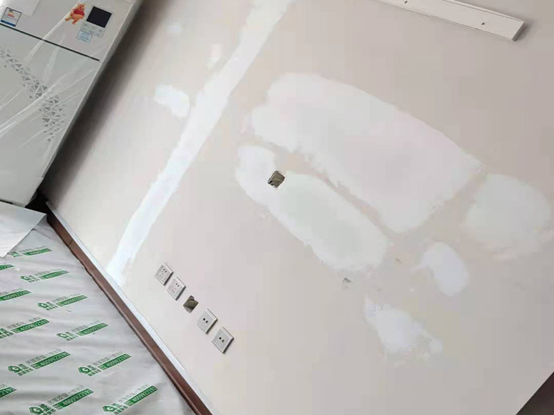 墻面修補(bǔ)成品保護(hù)：安裝完成的墻面板應(yīng)將轉(zhuǎn)角、門框及柱子等陽角部位用柔性紙板或塑料泡沫進(jìn)行包裹，在明顯的區(qū)域內(nèi)做好成品保護(hù)標(biāo)示防止，尤其在人手所能觸及的范圍內(nèi)做好防護(hù)，防止污染和磕碰等損壞。水暖、電、通風(fēng)等工種應(yīng)在板塊墻面前施工，防止損壞面板。拆除腳手架子時嚴(yán)格按照腳手架方案進(jìn)行拆除，注意不要碰撞墻面損壞面板。