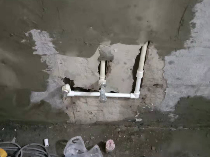 墻內(nèi)水管安裝維修：水管的鋪設(shè)方式分為明裝和暗裝，明裝是將水管管道沿著天花板下、墻上、柱上、梁下、地板旁外等地方外露敷設(shè)，其優(yōu)點(diǎn)就是造價(jià)會(huì)比較低，施工相對(duì)方便，維修更加簡(jiǎn)單;缺點(diǎn)就是水管外表容易堆積灰塵、產(chǎn)生凝水等，影響美觀。暗裝就是將水管管道鋪設(shè)在吊頂、地面或管溝中隱蔽敷設(shè)，暗裝的優(yōu)點(diǎn)是鋪設(shè)完看不到水管，比較美觀;缺點(diǎn)就是若后期水管出現(xiàn)漏水等問題不好維修。