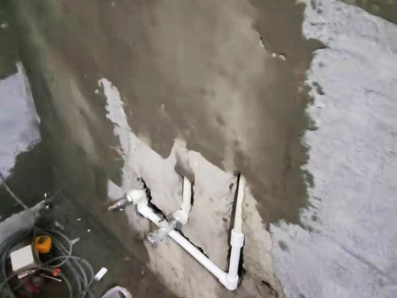 墻內(nèi)水管安裝維修：水管的鋪設(shè)方式分為明裝和暗裝，明裝是將水管管道沿著天花板下、墻上、柱上、梁下、地板旁外等地方外露敷設(shè)，其優(yōu)點(diǎn)就是造價(jià)會(huì)比較低，施工相對(duì)方便，維修更加簡(jiǎn)單;缺點(diǎn)就是水管外表容易堆積灰塵、產(chǎn)生凝水等，影響美觀。暗裝就是將水管管道鋪設(shè)在吊頂、地面或管溝中隱蔽敷設(shè)，暗裝的優(yōu)點(diǎn)是鋪設(shè)完看不到水管，比較美觀;缺點(diǎn)就是若后期水管出現(xiàn)漏水等問題不好維修。