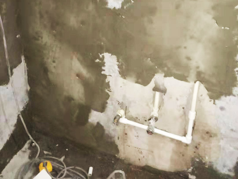 墻內(nèi)水管安裝維修：水管的鋪設(shè)方式分為明裝和暗裝，明裝是將水管管道沿著天花板下、墻上、柱上、梁下、地板旁外等地方外露敷設(shè)，其優(yōu)點(diǎn)就是造價(jià)會(huì)比較低，施工相對(duì)方便，維修更加簡(jiǎn)單;缺點(diǎn)就是水管外表容易堆積灰塵、產(chǎn)生凝水等，影響美觀。暗裝就是將水管管道鋪設(shè)在吊頂、地面或管溝中隱蔽敷設(shè)，暗裝的優(yōu)點(diǎn)是鋪設(shè)完看不到水管，比較美觀;缺點(diǎn)就是若后期水管出現(xiàn)漏水等問題不好維修。