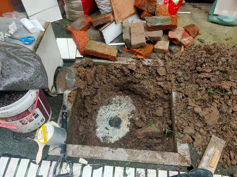 庭院植物底部防水：找到本來(lái)的防水層，由于防水層不是顯露的，是在面層下部，有必要將面層進(jìn)行悉數(shù)根除，找到本來(lái)的防水層。將原防水層根除以后，找平，將本來(lái)下部保溫層里存的水進(jìn)行排干，設(shè)一些排氣孔做排氣辦法，將保溫層里的水分排干。做完防水層以后，必定要做找坡處理，不要形成屋面部分存水，通常設(shè)置水泥砂漿找平找坡，找坡的斜度不小于3%。再進(jìn)行閉水實(shí)驗(yàn)，不漏水為合格，再進(jìn)行康復(fù)上面的維護(hù)及鋪貼面磚裝修。