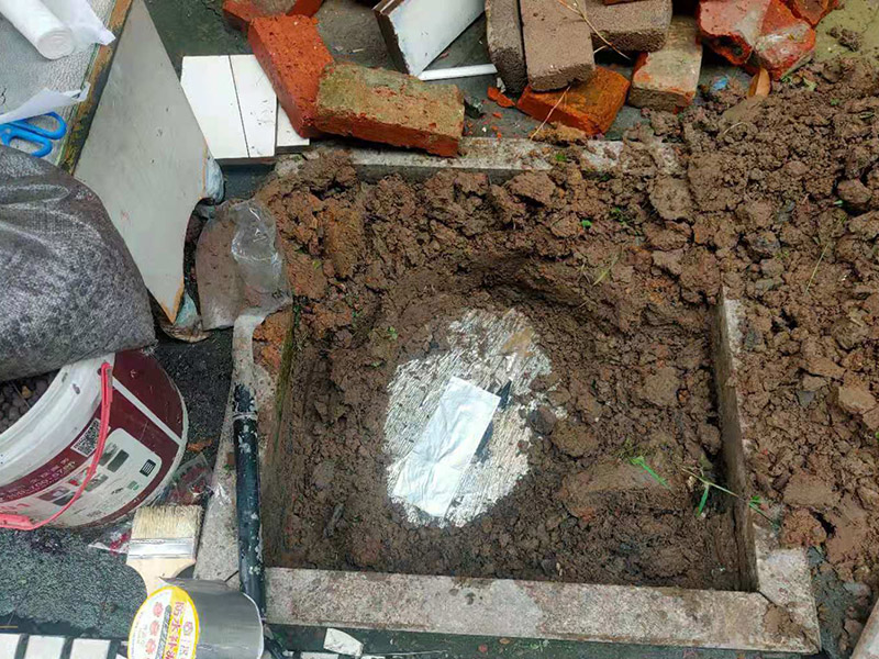 庭院植物底部防水：找到本來(lái)的防水層，由于防水層不是顯露的，是在面層下部，有必要將面層進(jìn)行悉數(shù)根除，找到本來(lái)的防水層。將原防水層根除以后，找平，將本來(lái)下部保溫層里存的水進(jìn)行排干，設(shè)一些排氣孔做排氣辦法，將保溫層里的水分排干。做完防水層以后，必定要做找坡處理，不要形成屋面部分存水，通常設(shè)置水泥砂漿找平找坡，找坡的斜度不小于3%。再進(jìn)行閉水實(shí)驗(yàn)，不漏水為合格，再進(jìn)行康復(fù)上面的維護(hù)及鋪貼面磚裝修。