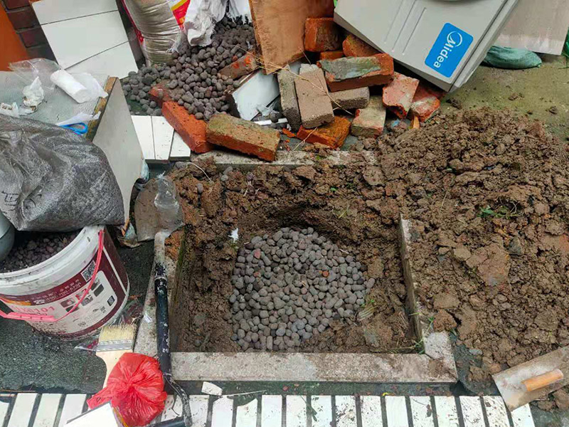 庭院植物底部防水：找到本來(lái)的防水層，由于防水層不是顯露的，是在面層下部，有必要將面層進(jìn)行悉數(shù)根除，找到本來(lái)的防水層。將原防水層根除以后，找平，將本來(lái)下部保溫層里存的水進(jìn)行排干，設(shè)一些排氣孔做排氣辦法，將保溫層里的水分排干。做完防水層以后，必定要做找坡處理，不要形成屋面部分存水，通常設(shè)置水泥砂漿找平找坡，找坡的斜度不小于3%。再進(jìn)行閉水實(shí)驗(yàn)，不漏水為合格，再進(jìn)行康復(fù)上面的維護(hù)及鋪貼面磚裝修。