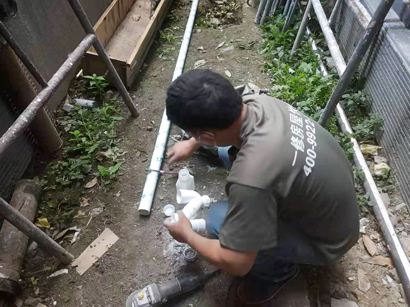 外墻水管安裝：水管承插連接分為剛性承插連接和柔性承插連接兩種。剛性承插連接是用管道插口插入管道的承口內(nèi)，對正后，先用嵌縫材料嵌縫，然后用密封材料密封，使之成為一個(gè)牢固的封閉的管道接口。柔性承插連接接頭在管道承插口的正封口上放入富有彈性的橡膠圈，然后施力將管子插端插入，形成一個(gè)能適應(yīng)一定范圍內(nèi)的位移和振動(dòng)的封閉管接頭。