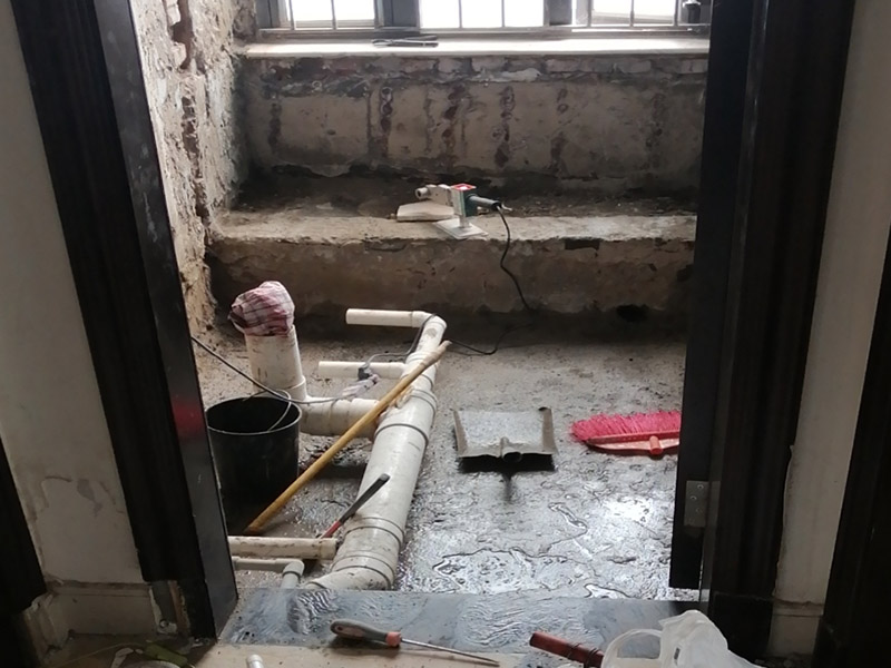 衛(wèi)生間改造維修：既然是改造，肯定是對衛(wèi)生間的格局或是衛(wèi)浴設(shè)施、地磚、墻磚等地方不滿意，但在改造之前你需要將這些不滿意的地方進(jìn)行拆除，且拆除之后的垃圾也要及時(shí)清理，避免阻礙施工進(jìn)程。將不需要或是不滿意的地方進(jìn)行拆除后，留下的成品需要進(jìn)行施工保護(hù)，防止磕碰到，還可防止被上面的重物或是棱角碰壞。改造過程中要對原有的水電路進(jìn)行徹查，看是否存在銹蝕、老化等情況，若有，則需要更換新的電路、水路，如果線路良好，且沒有多大的問題，則只需要添加刪減線路就可以了。同時(shí)在改造的時(shí)候最好能做到以后維修和保養(yǎng)都比較方便，然后將其做好隱蔽處理。