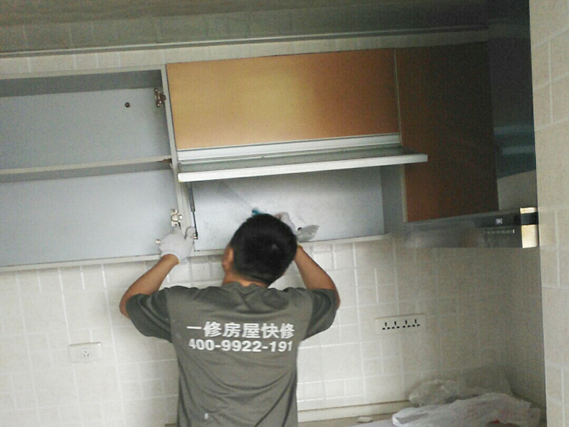   在安裝廚房吊柜之前，師傅要先用量尺確定了吊柜安裝的位置，確定好吊柜預(yù)定的位置，然后在墻面上鉆孔，便于塞入膨脹螺絲，安裝時先將拉桿裝入對應(yīng)安裝孔，然后將板塊連接，將吊柜提到吊片上，用工具扭緊螺絲釘固定。