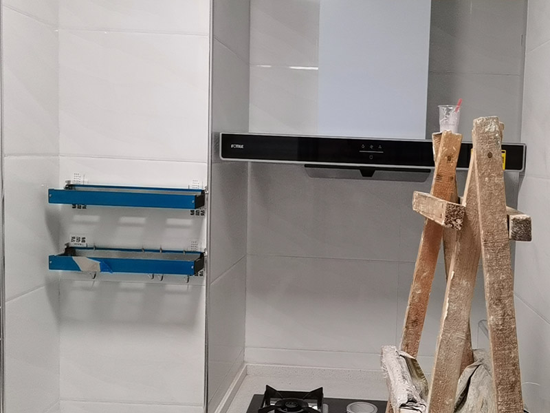 廚房掛件安裝,電視掛墻：電視機的掛架一般都是使用膨脹螺絲固定的。要安裝電視機掛架，就要有沖擊鉆來打孔的。用專業(yè)水平測量尺，在墻上畫好打孔位置，然后做好墻地面成品保護就可以打孔了，打好孔就可以安裝。