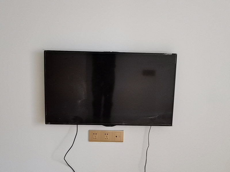 廚房掛件安裝,電視掛墻：電視機的掛架一般都是使用膨脹螺絲固定的。要安裝電視機掛架，就要有沖擊鉆來打孔的。用專業(yè)水平測量尺，在墻上畫好打孔位置，然后做好墻地面成品保護就可以打孔了，打好孔就可以安裝。