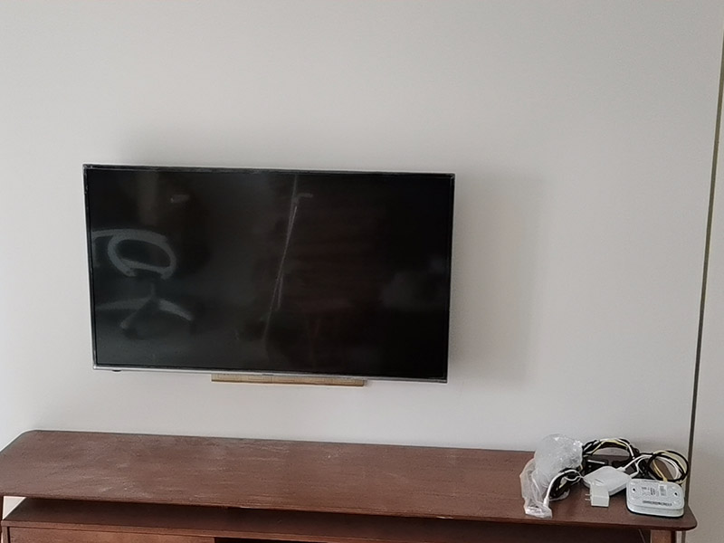 廚房掛件安裝,電視掛墻：電視機的掛架一般都是使用膨脹螺絲固定的。要安裝電視機掛架，就要有沖擊鉆來打孔的。用專業(yè)水平測量尺，在墻上畫好打孔位置，然后做好墻地面成品保護就可以打孔了，打好孔就可以安裝。