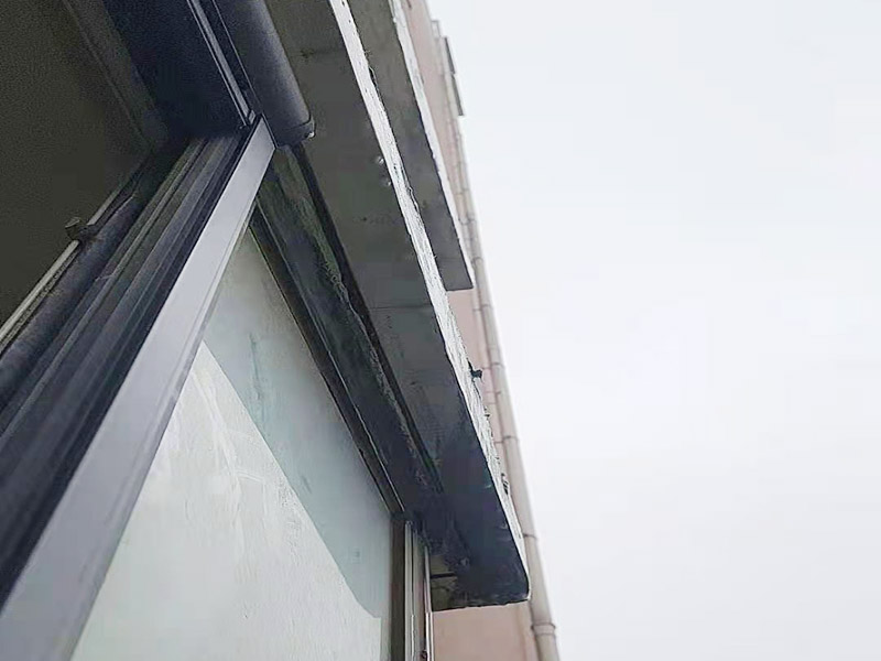 窗框接縫處打膠：窗框與墻體固定時(shí)，需要在內(nèi)外都打膠，因?yàn)椴Ａc型材間存在一定的縫隙，需要將膠打入縫隙中，為了讓兩者間的密封性能、水密性能更加好。先固定上框，后固定邊框，采用塑料膨脹螺栓固定?？蚺c洞口之間的伸縮縫內(nèi)腔均采用閉孔泡沫塑料，發(fā)泡劑等彈性材料填塞，表面用密封膠密封。