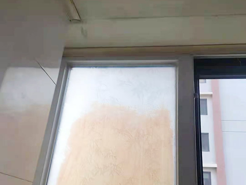 窗框接縫處打膠：窗框與墻體固定時(shí)，需要在內(nèi)外都打膠，因?yàn)椴Ａc型材間存在一定的縫隙，需要將膠打入縫隙中，為了讓兩者間的密封性能、水密性能更加好。先固定上框，后固定邊框，采用塑料膨脹螺栓固定。框與洞口之間的伸縮縫內(nèi)腔均采用閉孔泡沫塑料，發(fā)泡劑等彈性材料填塞，表面用密封膠密封。