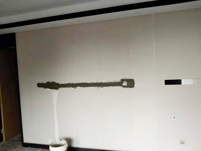 墻面電路開槽維修：電路其實(shí)就兩種走法，一種是從地面走，另一種是從天花走。從地面走線就需要從地面開槽和墻面開槽，從天花板上走可以少的破壞墻面，如果墻面走暗管的話還是需要墻面開槽。但更多是做好吊頂，相對(duì)而言人工費(fèi)可能會(huì)低一點(diǎn)。