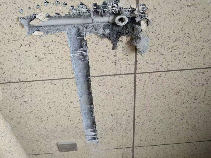 墻面電路開槽維修：電路其實(shí)就兩種走法，一種是從地面走，另一種是從天花走。從地面走線就需要從地面開槽和墻面開槽，從天花板上走可以少的破壞墻面，如果墻面走暗管的話還是需要墻面開槽。但更多是做好吊頂，相對(duì)而言人工費(fèi)可能會(huì)低一點(diǎn)。