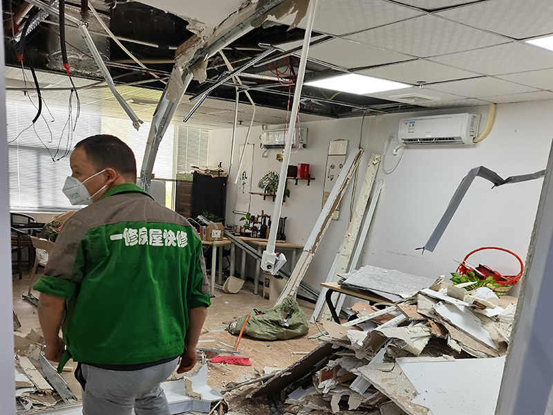 辦公室重新裝修局部拆墻時應根據(jù)戶型圖判斷是否為承重墻；否則不可拆除。辦公室的抗震構件如構造柱、圈梁等根據(jù)原建筑施工圖來確定，或者請物業(yè)鑒別。還有應把墻內(nèi)開關、插座、有線電視頭、電話線路等有關線盒拆除、放好，拆墻時大號鐵釘?shù)氖芰γ娣e較大，需謹慎面對，以防誤砸到手。