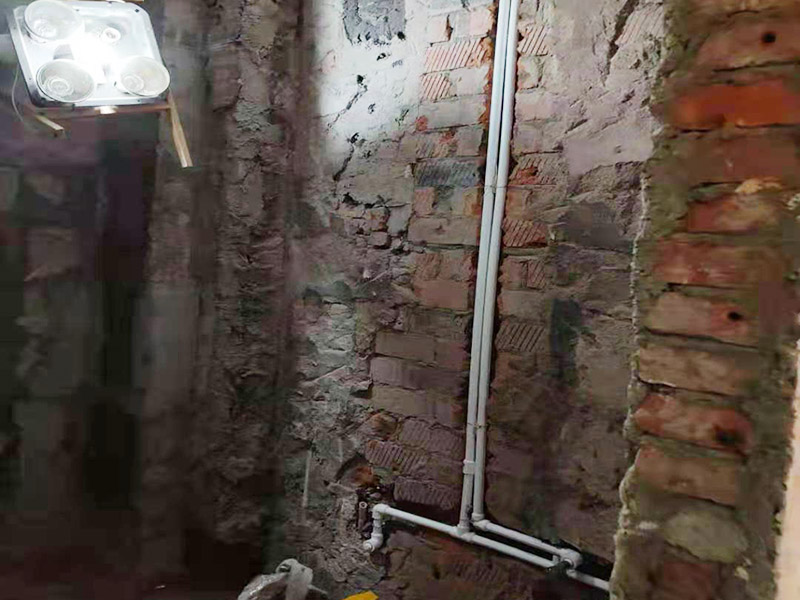 衛(wèi)生間水電改造：按客戶要求，確定水電設(shè)施的準(zhǔn)確位置，施工開槽前做出，在施工前定好位置，施工后不再改動(dòng)或添加。然后以水平線為標(biāo)準(zhǔn)挖線盒，以管徑為標(biāo)準(zhǔn)開槽，用水泥砂漿穩(wěn)線盒，要求與墻面齊平，低位、高位線盒在同一水平，要先做，最后線管固定好。