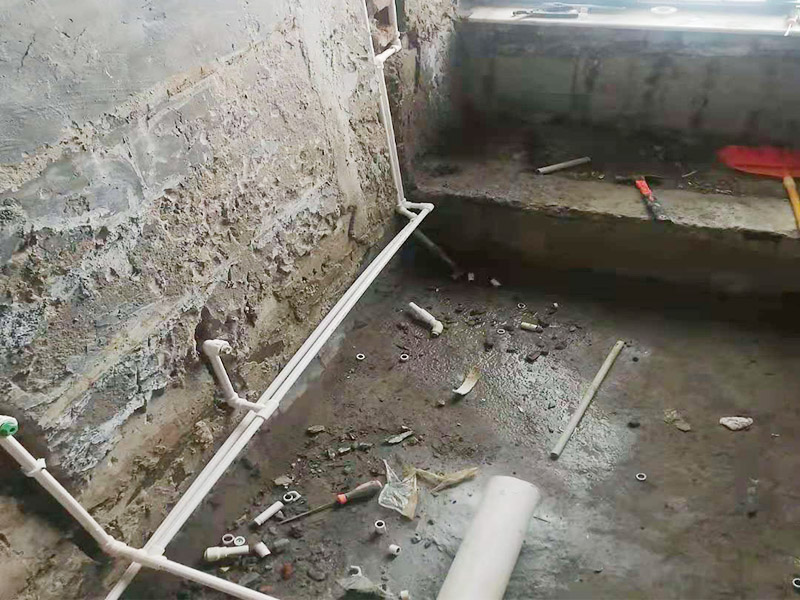 衛(wèi)生間水電改造：按客戶要求，確定水電設(shè)施的準(zhǔn)確位置，施工開槽前做出，在施工前定好位置，施工后不再改動(dòng)或添加。然后以水平線為標(biāo)準(zhǔn)挖線盒，以管徑為標(biāo)準(zhǔn)開槽，用水泥砂漿穩(wěn)線盒，要求與墻面齊平，低位、高位線盒在同一水平，要先做，最后線管固定好。