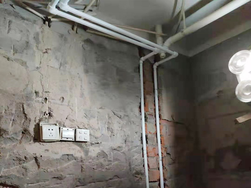 衛(wèi)生間水電改造：按客戶要求，確定水電設(shè)施的準(zhǔn)確位置，施工開槽前做出，在施工前定好位置，施工后不再改動(dòng)或添加。然后以水平線為標(biāo)準(zhǔn)挖線盒，以管徑為標(biāo)準(zhǔn)開槽，用水泥砂漿穩(wěn)線盒，要求與墻面齊平，低位、高位線盒在同一水平，要先做，最后線管固定好。