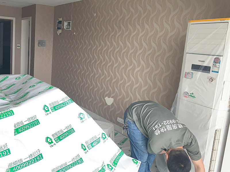 客廳家具空調(diào)成品保護(hù)：舊房墻面刷新會(huì)有點(diǎn)麻煩的，比較珍貴的家具建議搬走，或者和一些冰箱空調(diào)之類的可以放在現(xiàn)場(chǎng)讓裝飾公司成品保護(hù)起來，這樣即省了搬運(yùn)費(fèi)，也避免家具空調(diào)等二次污染。