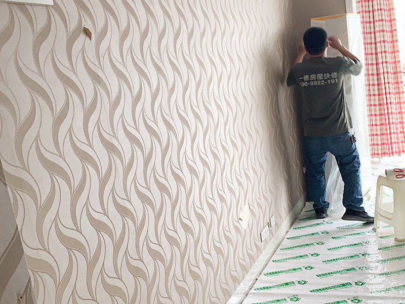 客廳家具空調(diào)成品保護(hù)：舊房墻面刷新會(huì)有點(diǎn)麻煩的，比較珍貴的家具建議搬走，或者和一些冰箱空調(diào)之類的可以放在現(xiàn)場(chǎng)讓裝飾公司成品保護(hù)起來，這樣即省了搬運(yùn)費(fèi)，也避免家具空調(diào)等二次污染。