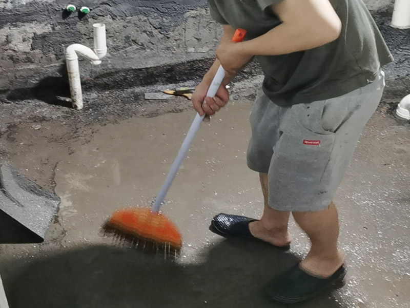 衛(wèi)生間基層清理打掃：廚衛(wèi)是家里水汽最大的地方，尤其是衛(wèi)生間，需要使用大量水進(jìn)行洗浴，而且每天都要使用，如果不處理好，每天上班都沒心情，所以衛(wèi)生間的防水就一定要認(rèn)真對待。首先基層需要清理干凈，正所謂萬丈高樓基礎(chǔ)最重要。