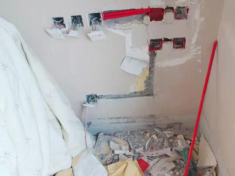 開關電路安裝修補：可以用水泥砂漿填實抹平，待干后，用免膠石膏找平再批膩子。線槽修補不好，以后線路的話就會露出來的，時間長了就會老化破損的。最后還要再鑿墻重新布線安裝。