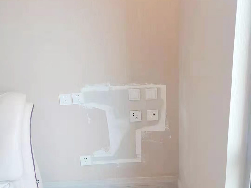 開關電路安裝修補：可以用水泥砂漿填實抹平，待干后，用免膠石膏找平再批膩子。線槽修補不好，以后線路的話就會露出來的，時間長了就會老化破損的。最后還要再鑿墻重新布線安裝。