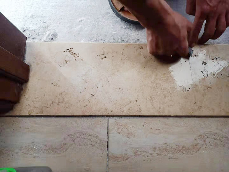 門檻石裂縫修復(fù)：斷裂比較多的通常是衛(wèi)生間門口的門檻石，因?yàn)樾l(wèi)生間過于潮濕，而天然石材吸水性很強(qiáng)，水分過多之后石材就更加脆，容易斷裂。用云石膠調(diào)制成和過門石一樣的顏色，然后嵌入縫隙并打磨光滑就好。