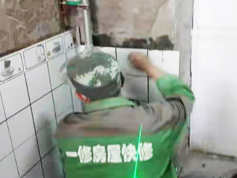 廁所小方磚鋪貼：首先墻面基層清理干凈，衛(wèi)生間采用釉面墻磚，用水泥砂漿，瓷磚需要經(jīng)過泡水后鋪貼，而且墻磚的鋪貼高度可要高于淋浴的高度，這樣比較防水。在瓷磚鋪貼時需要以水平線為準繩，設(shè)置能對瓷磚起到支撐作用的木板，以防止瓷磚在達到粘著強度之前位移或下墜。