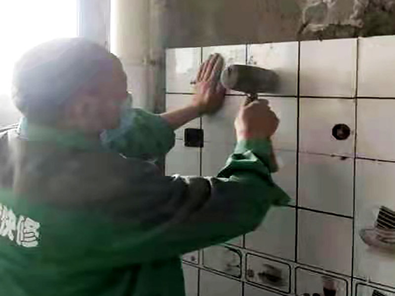 廁所小方磚鋪貼：首先墻面基層清理干凈，衛(wèi)生間采用釉面墻磚，用水泥砂漿，瓷磚需要經(jīng)過泡水后鋪貼，而且墻磚的鋪貼高度可要高于淋浴的高度，這樣比較防水。在瓷磚鋪貼時需要以水平線為準繩，設(shè)置能對瓷磚起到支撐作用的木板，以防止瓷磚在達到粘著強度之前位移或下墜。