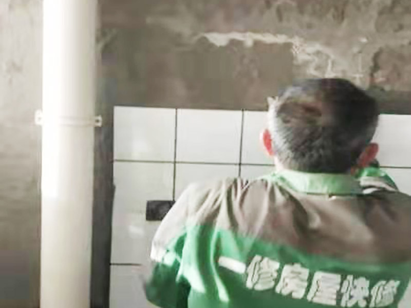 廁所小方磚鋪貼：首先墻面基層清理干凈，衛(wèi)生間采用釉面墻磚，用水泥砂漿，瓷磚需要經(jīng)過泡水后鋪貼，而且墻磚的鋪貼高度可要高于淋浴的高度，這樣比較防水。在瓷磚鋪貼時需要以水平線為準繩，設(shè)置能對瓷磚起到支撐作用的木板，以防止瓷磚在達到粘著強度之前位移或下墜。