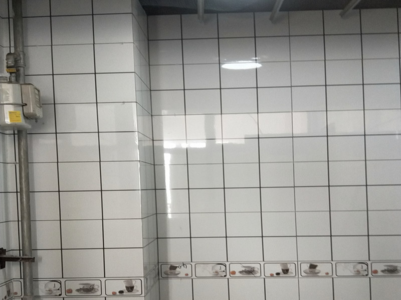 廁所小方磚鋪貼：首先墻面基層清理干凈，衛(wèi)生間采用釉面墻磚，用水泥砂漿，瓷磚需要經(jīng)過泡水后鋪貼，而且墻磚的鋪貼高度可要高于淋浴的高度，這樣比較防水。在瓷磚鋪貼時需要以水平線為準繩，設(shè)置能對瓷磚起到支撐作用的木板，以防止瓷磚在達到粘著強度之前位移或下墜。