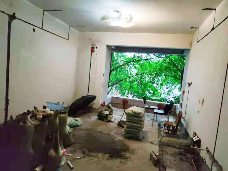 全屋水電改造施工：裝修一套房，水電工作是隱蔽工程，改造完畢后，各種水管、電線等都需埋在墻面、地下或吊頂里，后期不能進(jìn)行檢查維修，因此入墻材料的質(zhì)量就是重中之重必須做好。而如何規(guī)劃水電走向呢？就需要前期將家電家具的位置尺寸都定好，多預(yù)備幾個(gè)空余，以后使用起來才不會(huì)后悔莫及。