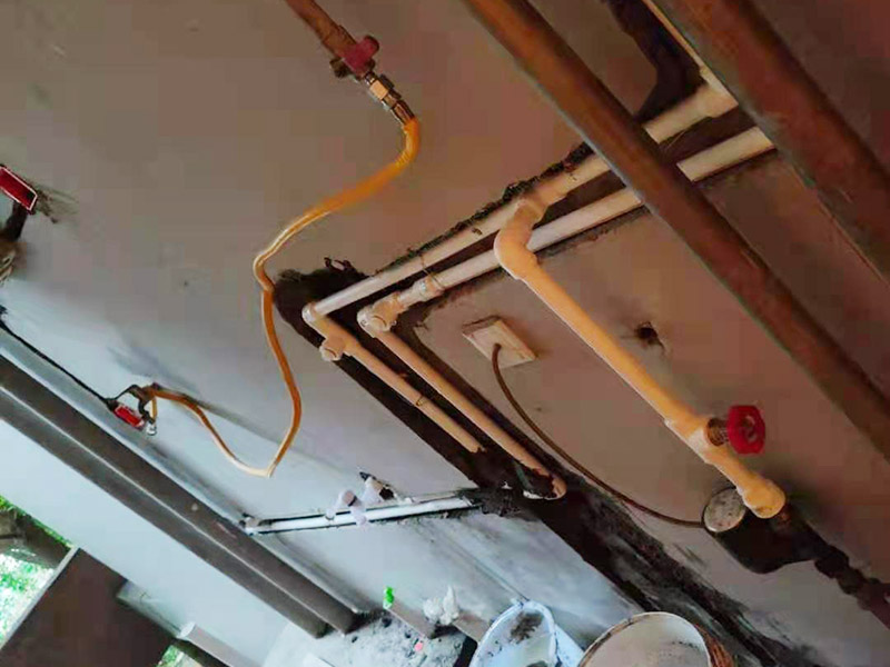 全屋水電改造施工：裝修一套房，水電工作是隱蔽工程，改造完畢后，各種水管、電線等都需埋在墻面、地下或吊頂里，后期不能進(jìn)行檢查維修，因此入墻材料的質(zhì)量就是重中之重必須做好。而如何規(guī)劃水電走向呢？就需要前期將家電家具的位置尺寸都定好，多預(yù)備幾個(gè)空余，以后使用起來才不會(huì)后悔莫及。