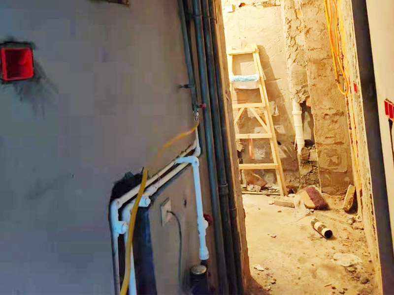 全屋水電改造施工：裝修一套房，水電工作是隱蔽工程，改造完畢后，各種水管、電線等都需埋在墻面、地下或吊頂里，后期不能進(jìn)行檢查維修，因此入墻材料的質(zhì)量就是重中之重必須做好。而如何規(guī)劃水電走向呢？就需要前期將家電家具的位置尺寸都定好，多預(yù)備幾個(gè)空余，以后使用起來才不會(huì)后悔莫及。