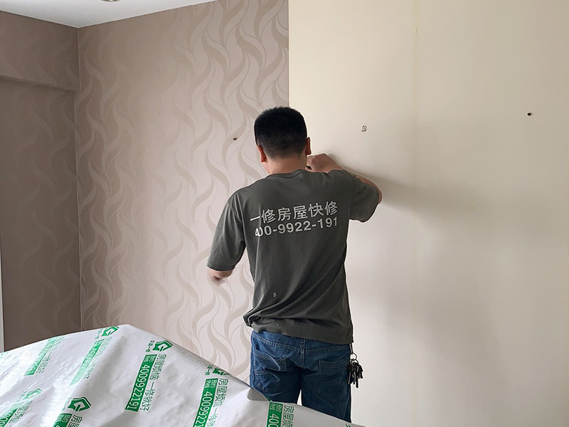 客廳墻面墻紙鏟除：盡量貼近墻面，捏住墻紙的一角，試著將其從墻面上揭下。朝著自己的方向?qū)垊冸x墻面，這樣更容易揭下墻紙。如果不容易撕的話，可以在墻面滾刷一些肥皂水，然后用美工刀、剃刀片或墻紙刮刀，沿水平方向?qū)⑴f墻紙割開，讓溫肥皂水或墻紙剝除劑滲到墻紙的后面，軟化粘合劑，然后就可以從石膏墻上撕除或刮除墻紙了。