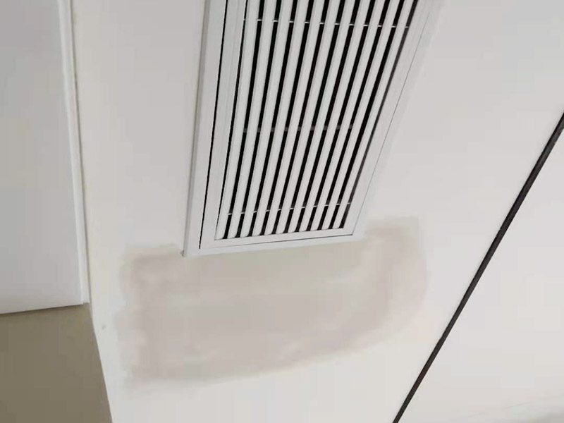 天花板局部修補(bǔ)：天花板有裂縫或者掉皮為什么，可能是天花板本身內(nèi)部潮氣重，可能是是因?yàn)槟佔(zhàn)颖旧淼哪z性差，或者是天花層膩?zhàn)釉瓉砼翁?，?dǎo)致附著力差。如果鏟除膩?zhàn)又蟀l(fā)現(xiàn)天花開裂是因?yàn)樘旎ò灞旧硪蚪ㄖ蛴辛芽p導(dǎo)致的，可以先用素水泥把裂縫修補(bǔ)好，然后在裂縫處用界面劑貼一塊白布或嵌縫帶，然后再滿刮膩?zhàn)?，最后打磨刷漆；可以徹底根除這個(gè)問題；