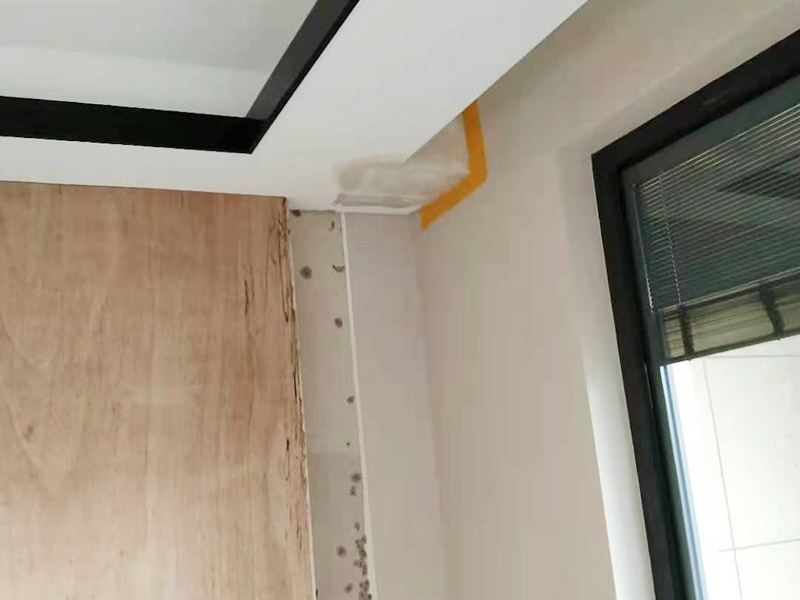 天花板局部修補(bǔ)：天花板有裂縫或者掉皮為什么，可能是天花板本身內(nèi)部潮氣重，可能是是因?yàn)槟佔(zhàn)颖旧淼哪z性差，或者是天花層膩?zhàn)釉瓉砼翁?，?dǎo)致附著力差。如果鏟除膩?zhàn)又蟀l(fā)現(xiàn)天花開裂是因?yàn)樘旎ò灞旧硪蚪ㄖ蛴辛芽p導(dǎo)致的，可以先用素水泥把裂縫修補(bǔ)好，然后在裂縫處用界面劑貼一塊白布或嵌縫帶，然后再滿刮膩?zhàn)?，最后打磨刷漆；可以徹底根除這個(gè)問題；