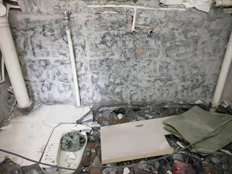 衛(wèi)生間拆除裝修：衛(wèi)生間的瓷磚拆除有很多需要特別注意的地方，操作不當(dāng)會破壞其他的設(shè)施，所以在拆除前就需要留下來的衛(wèi)浴用具。事前準(zhǔn)備做好了，后面的工序才能有條不紊地進(jìn)行。馬桶的拆卸則是留到敲磚后進(jìn)行的。以免敲磚時掉落的瓷磚砸壞排水管，或掉到排水管道中造成淤塞。